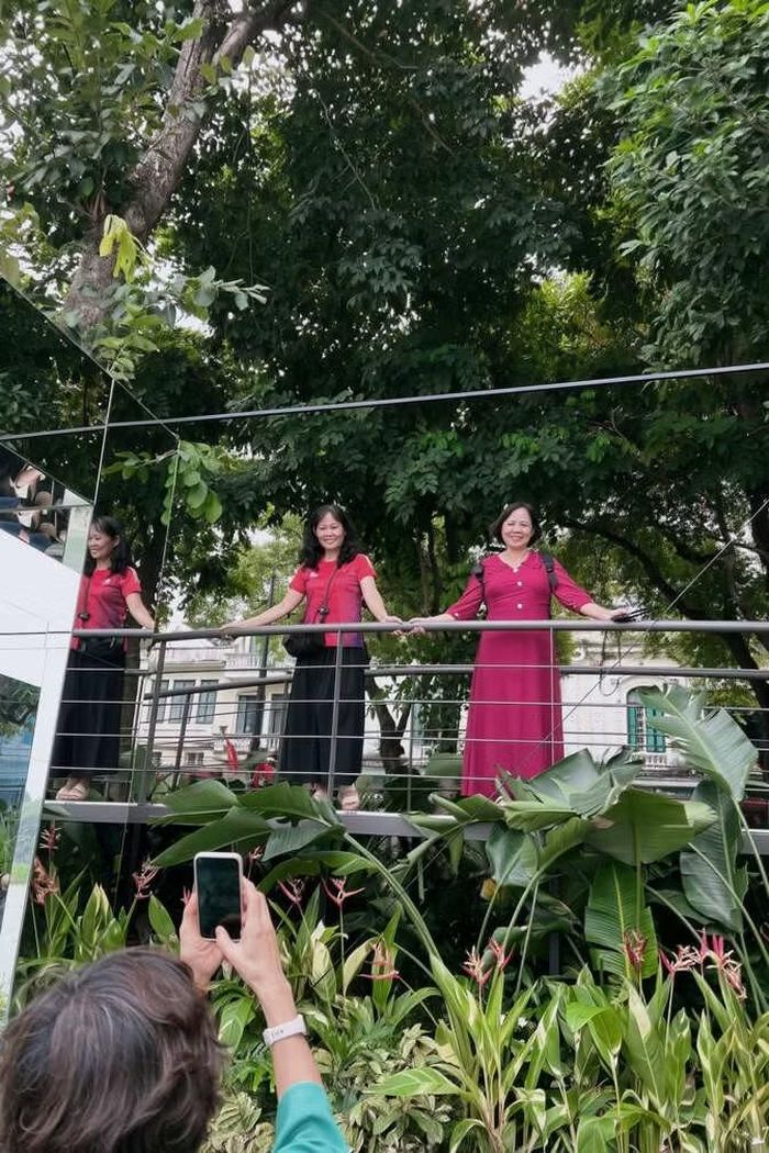 Không chỉ các bạn trẻ, nhiều người trung niên cũng hào hứng lên cầu đi bộ để tham quan và ghi lại những khoảnh khắc bên hồ Gươm.