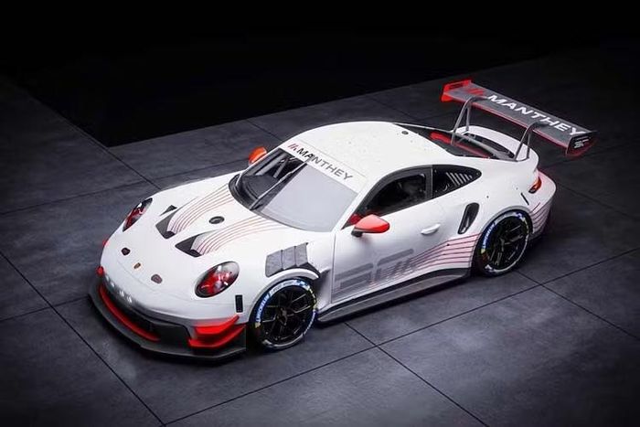Sự chú ý phần lớn dồn vào phiên bản 911 GT3 Cup MR 30 động cơ được nâng cấp. Trước đây trong giai đoạn thập niên 1990 và 2000, Manthey nổi tiếng với việc can thiệp chuyên sâu vào động cơ của các thế hệ Porsche 911 996 và 997.