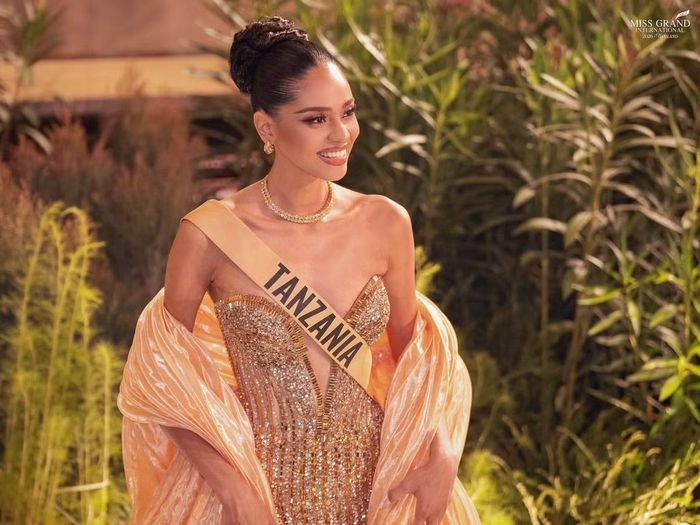Tại phần thi ứng xử top 11, đại diện Tanzania được hỏi cách giải quyết bất bình đẳng trong xã hội. Cô cho rằng tình yêu thương là sức mạnh quan trọng để hướng tới một xã hội tốt đẹp và bình đẳng hơn. Câu trả lời tập trung vào việc lan tỏa tình yêu thương giữa con người với nhau. Ảnh: Miss Grand International.