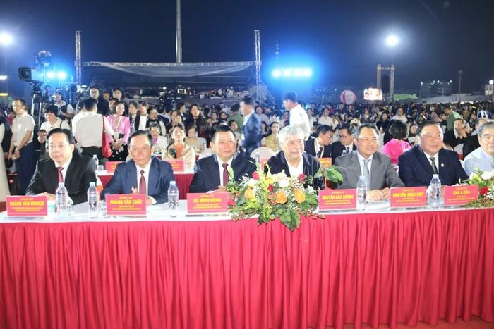 Các lãnh đạo tỉnh Sơn La tham dự lễ hội cà phê.