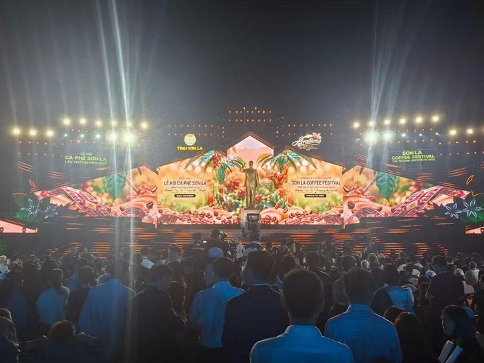Đông đảo người dân thập phương tham gia lễ hội cà phê.