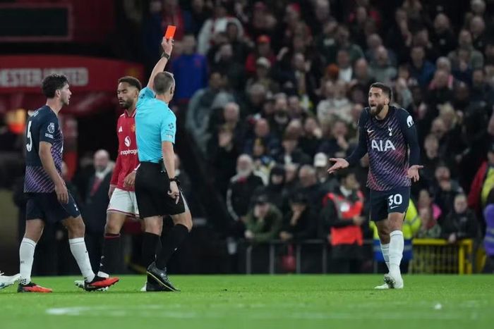 CĐV Man Utd thất vọng khi đội nhà chỉ có được kết quả hòa trước Tottenham ở vòng 6 Ngoại hạng Anh. Ảnh: Getty.