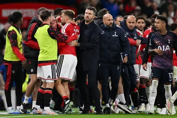 Cầu thủ và thành viên Ban huấn luyện Man Utd, Tottenham cùng lao vào giữa màn xô xát. HLV Michael Carrick cũng xuất hiện khi đôi bên tìm cách ngăn tình hình vượt khỏi tầm kiểm soát. Ảnh: Alamy Live News.