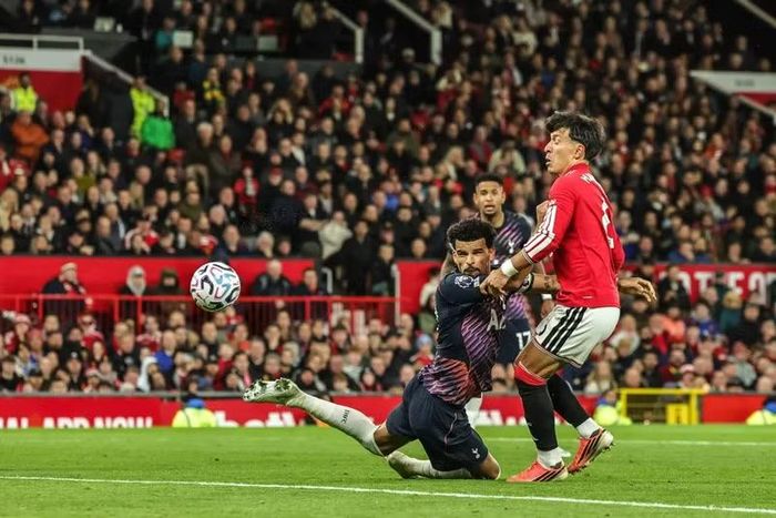 Dù chơi thiếu người nhưng Tottenham sau đó vẫn gỡ hòa 1-1 nhờ cú đánh đầu của tiền đạo Dominic Solanke ở phút 90+2. Ảnh: Shutterstock Editorial.