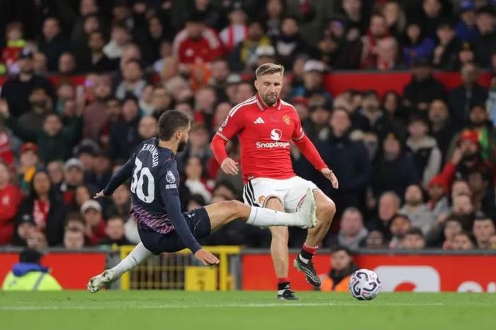 Tiền vệ Rodrigo Bentancur (Tottenham) có pha tranh bóng quyết liệt với hậu vệ Luke Shaw (Man Utd), trong bối cảnh cầu thủ 2 đội liên tục có những tình huống va chạm căng thẳng. Ảnh: Getty.