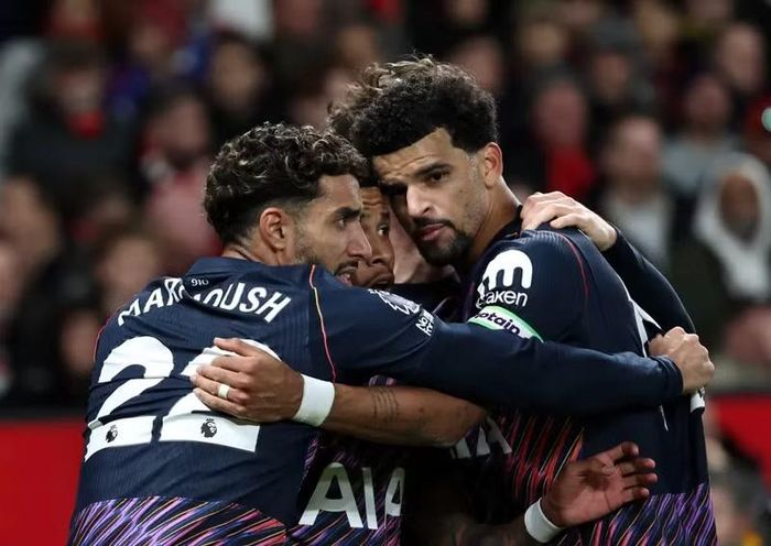Các cầu thủ Tottenham mừng bàn thắng đem về điểm số quý giá trước Man Utd ngay tại thánh địa Old Trafford. Ảnh: Shutterstock Editorial.
