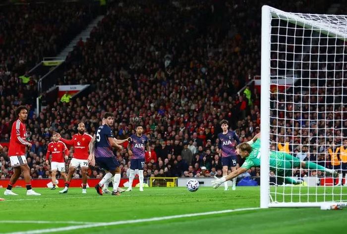 Tiền đạo Bryan Mbeumo trước đó 5 phút, ghi bàn mở tỷ số cho Man Utd, trong trận đấu thuộc vòng 6 Ngoại hạng Anh. Ảnh: Shutterstock Editorial.