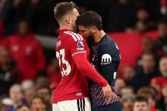 Sau khi bị Luke Shaw đẩy ngã, Bentancur đứng dậy, đối mặt rồi húc đầu vào hậu vệ Man Utd. Hành động thiếu kiềm chế khiến tiền vệ Uruguay phải trả giá đắt. Ảnh: Getty.