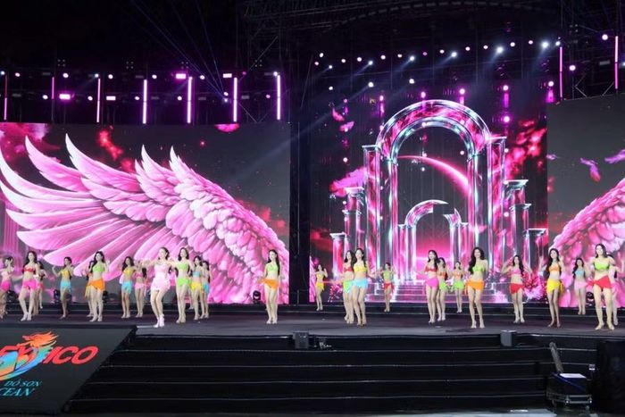 Các thí sinh trình diễn trang phục áo tắm trên nền ca khúc “Like an Angel” qua giọng hát của ca sĩ Lưu Hiền Trinh.