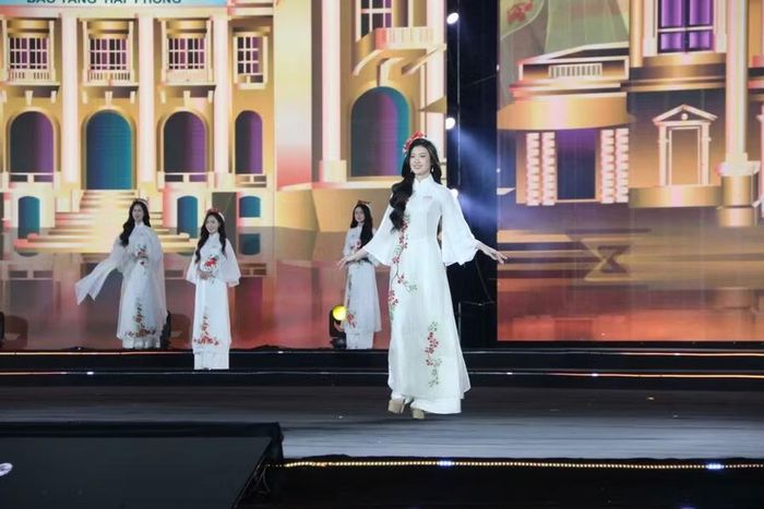 Phần trình diễn áo dài trong bộ sưu tập “Dọc miền di sản” của nhà thiết kế Đặng Thị Ngọc Hân