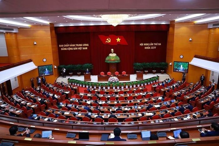 Nghị quyết số 25-NQ/TW, ngày 22/8/2026 của Bộ Chính trị "về Chiến lược công tác tư tưởng trong bối cảnh mới" được ban hành trong bối cảnh không gian mạng ngày càng trở thành một mặt trận quan trọng về tư tưởng. (Ảnh: Lễ bế mạc Hội nghị Trung ương 3, khóa XIV của Đảng - Thông tấn xã Việt Nam).