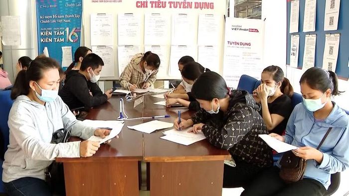 Số hóa thông tin tuyển dụng giúp người tìm việc tiếp cận thông tin tuyển dụng mà không nhất thiết phải trực tiếp đến từng doanh nghiệp.