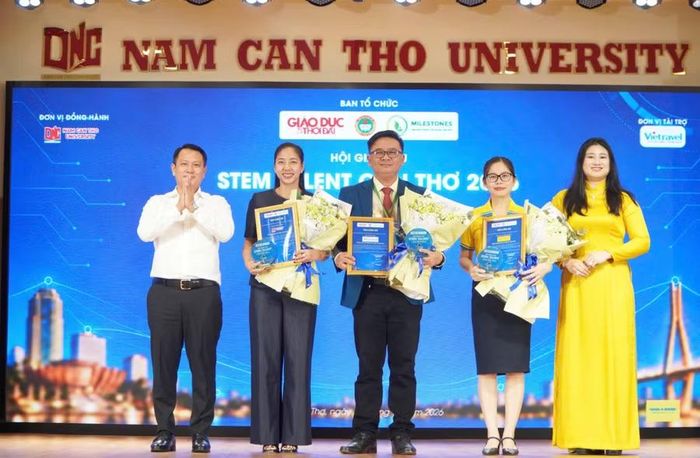 Ban Tổ chức trao hoa và kỷ niệm chương cho đơn vị đồng hành (Trường Đại học Nam Cần Thơ) và các nhà tài trợ (Vietravel chi nhánh Cần Thơ, Ngân hàng Nam Á Bank Cần Thơ).