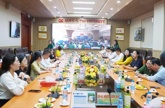 Các đại biểu và thầy cô giáo theo dõi phần tranh tài của các đội qua màn hình trực tuyến.