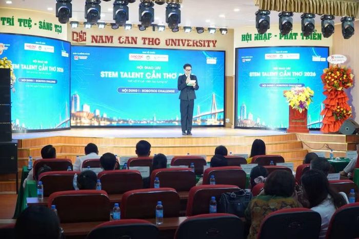Ngày 11/10, Hội giao lưu STEM Talent Cần Thơ 2026 với chủ đề “Kết nối Trí tuệ - Kiến tạo Tương lai” diễn ra sôi nổi tại Trường Đại học Nam Cần Thơ. Hội giao lưu do Công ty Cổ phần Giáo dục - Công nghệ Quốc tế Milestones tổ chức, với sự bảo trợ truyền thông của Báo Giáo dục và Thời đại; sự đồng hành của Trường Đại học Nam Cần Thơ; đơn vị tài trợ Vietravel và Nam Á Bank .