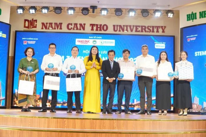 Tại chương trình Bế mạc, Ban Tổ chức trao quà lưu niệm và kỷ niệm chương tri ân các trường và đơn vị giáo dục tham gia Hội giao lưu.