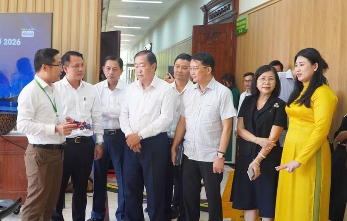 Các đại biểu tham quan, trải nghiệm tại khu vực tranh tài STEM Talent Cần Thơ 2026.