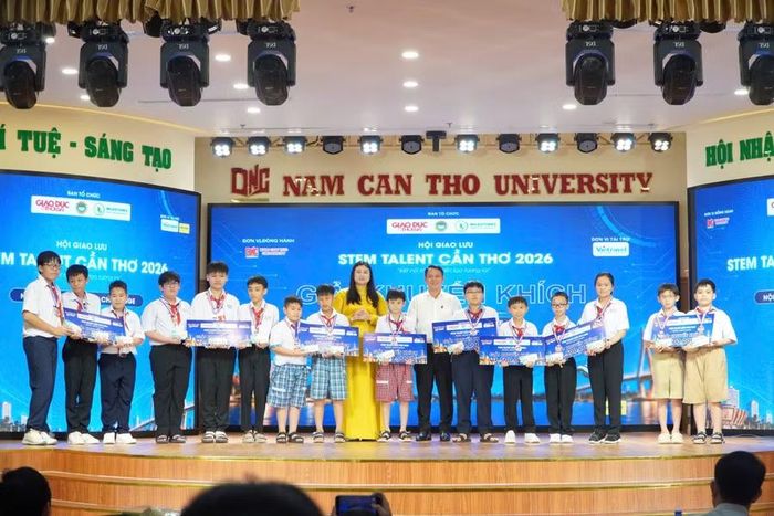 Ban Tổ chức trao Giải Khuyến khích cho các đội thi.