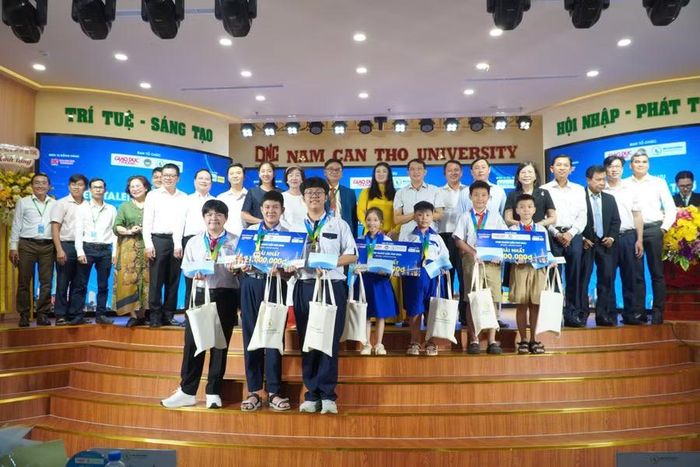 Đặc biệt, Ban Tổ chức trao giải Nhất cho các đội xuất sắc ở ba cấp độ: sơ cấp thuộc Trường Tiểu học Bình Thủy, phân hiệu 2; trung cấp thuộc Trường Tiểu học Ninh Kiều, phân hiệu Ngô Quyền; cao cấp thuộc các Trường THCS Lương Thế Vinh, THCS Ninh Kiều và THPT chuyên Lý Tự Trọng.