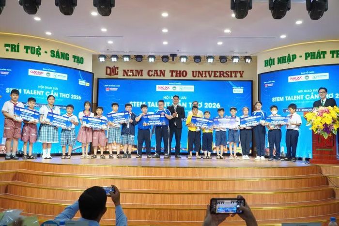 Sau buổi tranh tài sôi nổi, Ban Tổ chức trao các hạng mục gồm Nhất, Nhì, Ba, Khuyến khích và Giải Tài năng cho các đội ở từng cấp độ. Phần thưởng gồm tiền mặt, voucher học tập, huy chương, giấy chứng nhận và quà tặng từ các đơn vị đồng hành.