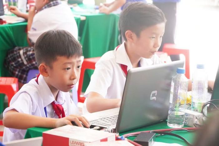 Những khoảnh khắc căng thẳng, tập trung cao độ của học sinh trong phần thi Robotics Challenge.