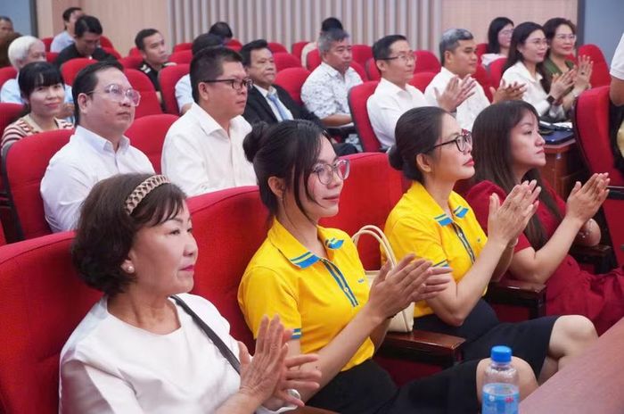 Đại diện các đơn vị tham dự khai mạc hội giao lưu.