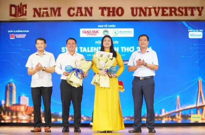 Đại điện Văn phòng Bộ GD&ĐT và đại diện Sở GD&ĐT TP Cần Thơ trao hoa, kỉ niệm chương cho đại diện Ban Tổ chức gồm Nhà báo Nguyễn Xuân Lộc, Phụ trách Văn phòng đại diện Báo Giáo dục và Thời đại tại ĐBSCL và bà Võ Thị Hiền, Chủ tịch HĐQT kiêm Tổng Giám đốc Hệ thống Giáo dục Quốc tế Milestones.