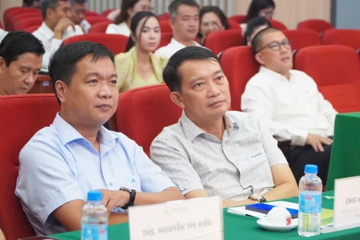 Tham dự có ông Lê Thắng Lợi, Giám đốc Trung tâm Phát triển Giáo dục và Đào tạo (GD&ĐT) phía Nam, Văn phòng Bộ GD&ĐT; ông Võ Hồng Lam (trái), Phó Giám đốc Sở GD&ĐT TP Cần Thơ.