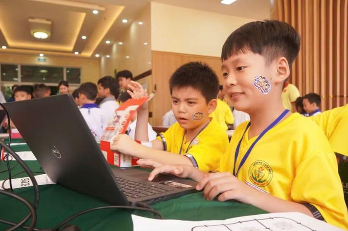 Với chủ đề hướng đến môi trường xanh, Robotics Challenge đưa ra các thử thách trên sa bàn mô phỏng, yêu cầu học sinh lập trình và điều khiển robot thực hiện những nhiệm vụ như Khoanh vùng, Trung hòa và Phân tích.