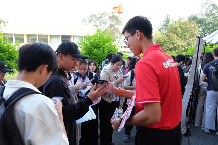 Các lĩnh vực việc làm tại ngày hội đa dạng, từ công nghệ thông tin, ngân hàng, tài chính, hóa mỹ phẩm...Ảnh: M.Tùng.