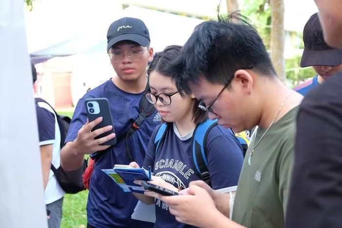 Các gian hàng việc làm thu hút đông sinh viên đến tìm hiểu thông tin. Ảnh: M.Tùng.