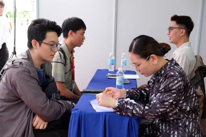 Doanh nghiệp tổ chức phỏng vấn với sinh viên. Ảnh: M.Tùng.