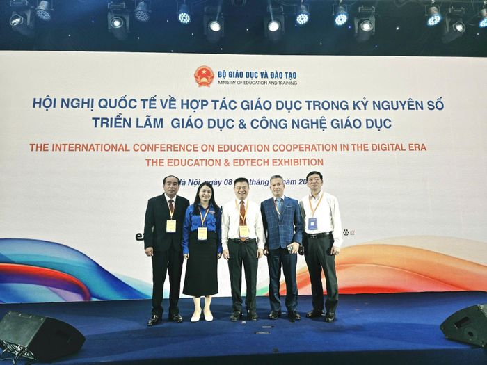 Đại diện KAV chụp ảnh lưu niệm cùng đại diện Sở GD&ĐT Bắc Ninh, xã Thượng Lâm và Tỉnh đoàn Quảng Trị.