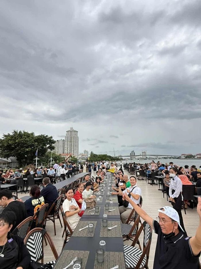  Du khách thích thú với bữa tối trên du thuyền dọc sông Chao Phraya. (Ảnh: TGCC) 