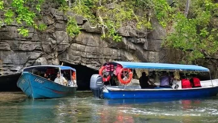 Một chiếc thuyền rời Gua Kelawar, hay Hang Dơi, trong Công viên Địa chất Karst Kilim, nơi những đàn dơi trú ngụ trên trần đá vôi.(Nguồn: Nikkei Asia)
