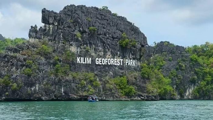 Những vách đá vôi tại Công viên Địa chất Karst Kilim bắt đầu hình thành dưới đáy biển từ hàng trăm triệu năm trước. (Nguồn: Nikkei Asia)