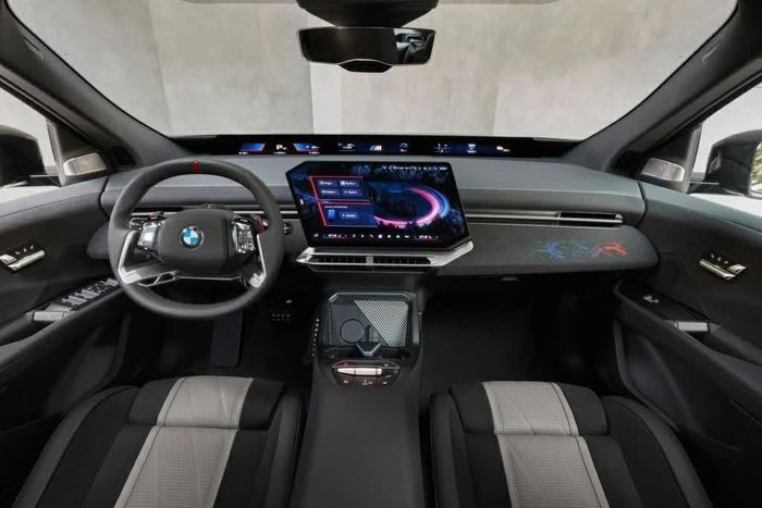 Không gian nội thất tiếp tục kế thừa kiến trúc Panoramic iDrive.