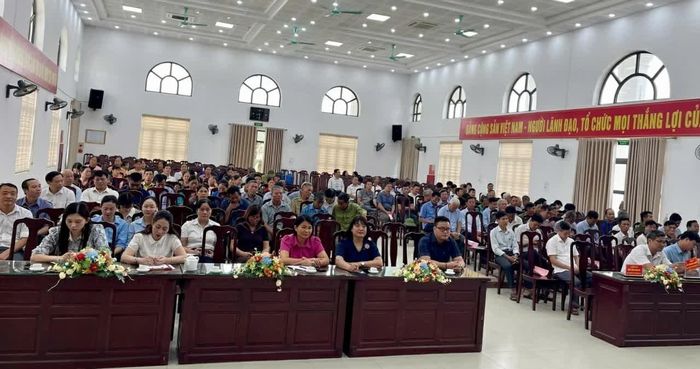 Đông đảo người dân, cán bộ cơ sở tham gia hội nghị tập huấn về trợ giúp pháp lý.