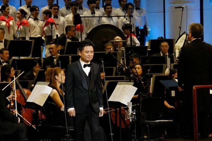 NSND Tấn Minh hát “Sẽ về Thủ đô” cùng dàn nhạc giao hưởng và phần đệm piano của PGS. TS. Nguyễn Huy Phương con trai của nhạc sĩ Huy Du. (Ảnh: Hạnh An An)