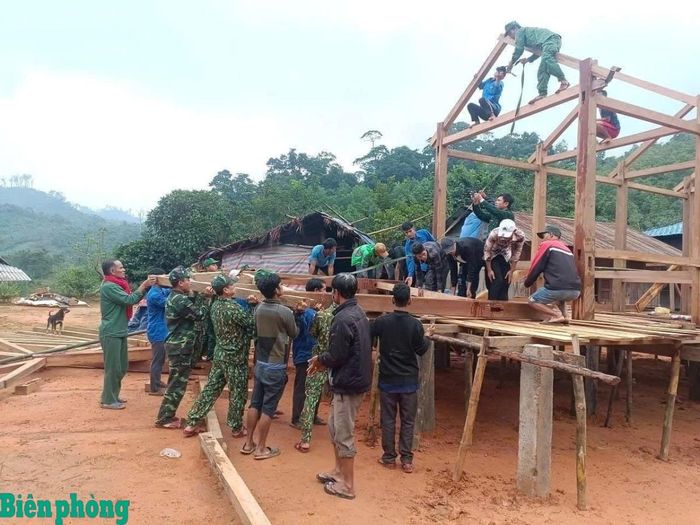 Cán bộ, chiến sĩ Đồn Biên phòng A Vao dựng nhà cho nhân dân có hoàn cảnh khó khăn khu vực biên giới. Ảnh: Đơn vị cung cấp