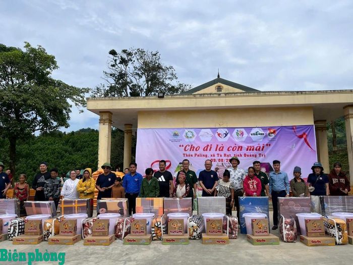 Đồn Biên phòng A Vao phối hợp với các nhà tài trợ tặng quà cho các hộ có hoàn cảnh khó khăn tại xã Tà Rụt. Ảnh: Đơn vị cung cấp