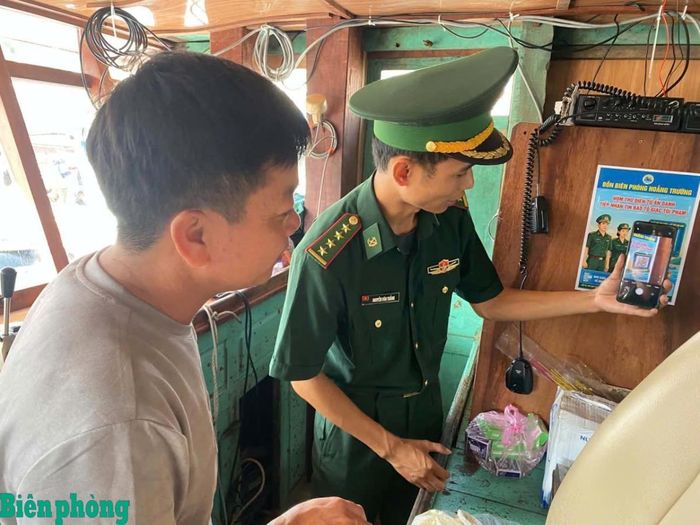 Cán bộ Đồn Biên phòng Hoằng Trường, Bộ đội Biên phòng tỉnh Thanh Hóa hướng dẫn ngư dân quét mã QR "Hòm thư ẩn danh tố giác tội phạm", một cách làm cụ thể từ thực tiễn cơ sở, góp phần tạo nguồn chất liệu cho công tác tuyên truyền, đấu tranh bảo vệ nền tảng tư tưởng của Đảng. Ảnh: Đơn vị cung cấp