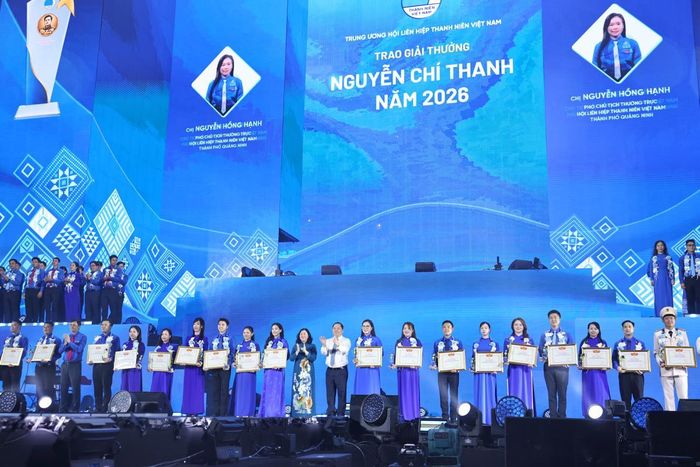 Tại lễ kỷ niệm, đồng chí Bùi Thị Minh Hoài cùng lãnh đạo Ủy ban Trung ương Mặt trận Tổ quốc Việt Nam đã trao Giải thưởng Nguyễn Chí Thanh, mang tên Đại tướng Nguyễn Chí Thanh, Chủ tịch đầu tiên của Hội Liên hiệp Thanh niên Việt Nam cho 70 cán bộ Hội tiêu biểu, xuất sắc. Ảnh: Thùy Chi