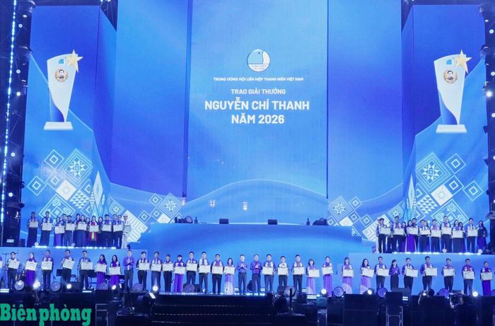 Lãnh đạo Trung ương Đoàn, Trung ương Hội Liên hiệp Thanh niên trao Giải thưởng Nguyễn Chí Thanh cho các cán bộ Hội tiêu biểu, xuất sắc. Ảnh: Thùy Chi
