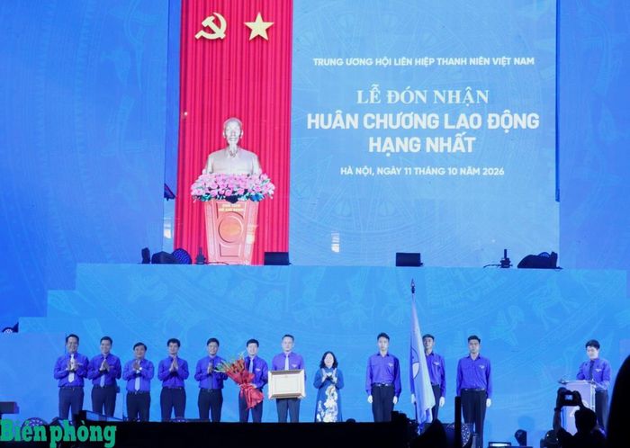 Tại lễ kỷ niệm, đồng chí Bùi Thị Minh Hoài, Ủy viên Bộ Chính trị, Bí thư Trung ương Đảng, Chủ tịch Ủy ban Trung ương Mặt trận Tổ quốc Việt Nam đã trao Huân chương Lao động hạng Nhất tặng Hội Liên hiệp Thanh niên Việt Nam. Ảnh: Thùy Chi