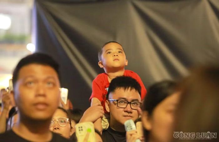 Đặc biệt, màn pháo hoa thu hút sự quan tâm của nhiều gia đình đưa con nhỏ đến khu vực hồ Hoàn Kiếm.