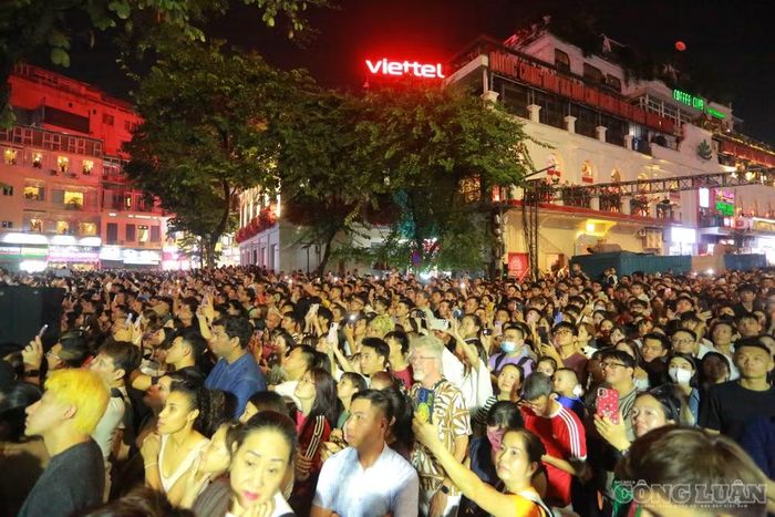 Anh Hoài Nam, một người dân có mặt tại khu vực ven hồ, cho biết anh muốn cùng bạn bè tận hưởng không khí ngày lễ và lưu lại những hình ảnh đẹp của Thủ đô. Theo anh, việc được xem pháo hoa trực tiếp mang đến trải nghiệm khác biệt so với theo dõi qua màn hình điện thoại hay truyền hình.