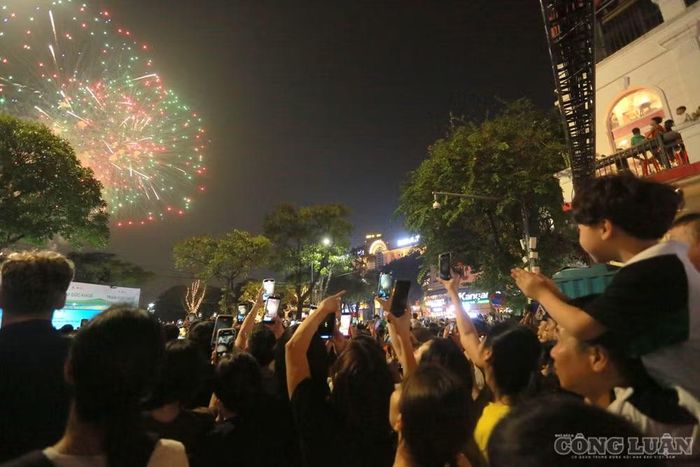 Người dân hào hứng ngắm pháo hoa mừng ngày 10/10
