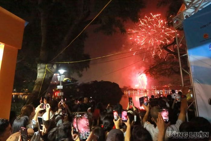 Màn trình diễn pháo hoa diễn ra trong 15 phút, từ 21h đến 21h15 cùng ngày.