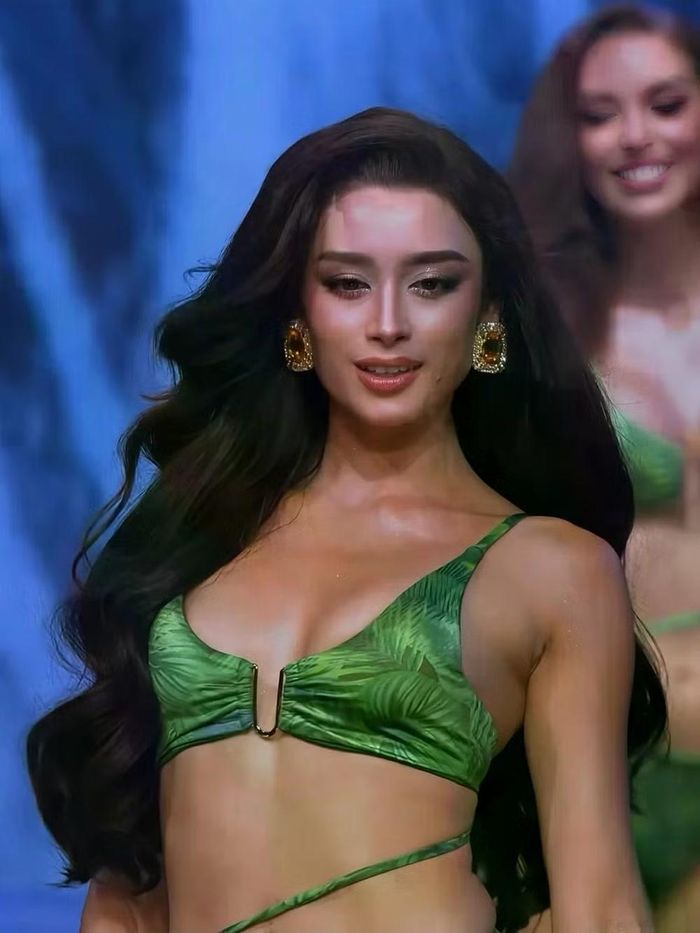 Emoura Phạm trong phần thi trang phục áo tắm. Ảnh: FBNV